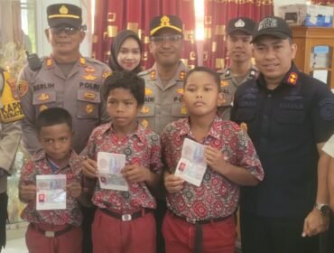 Kapolres Nunukan, AKBP Ruslaeni bersama Kakanim Nunukan, Adrian Soetrisno membagikan 13 PLB kepada anak anak TKI Malaysia yang bersekolah di Pulau Sebatik, Rabu (30/9/2026).