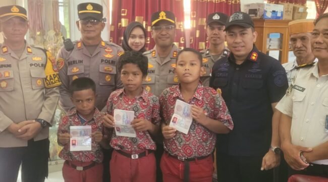 Kapolres Nunukan, AKBP Ruslaeni bersama Kakanim Nunukan, Adrian Soetrisno membagikan 13 PLB kepada anak anak TKI Malaysia yang bersekolah di Pulau Sebatik, Rabu (30/9/2026).