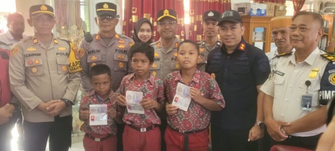 
					Kapolres Nunukan, AKBP Ruslaeni bersama Kakanim Nunukan, Adrian Soetrisno membagikan 13 PLB kepada anak anak TKI Malaysia yang bersekolah di Pulau Sebatik, Rabu (30/9/2026).