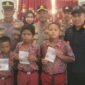 Kapolres Nunukan, AKBP Ruslaeni bersama Kakanim Nunukan, Adrian Soetrisno membagikan 13 PLB kepada anak anak TKI Malaysia yang bersekolah di Pulau Sebatik, Rabu (30/9/2026).