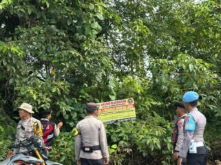 Anggota Polres Nunukan memasang spanduk larangan membakar lahan dan hutan. Dok. Polres Nunukan.