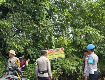 Anggota Polres Nunukan memasang spanduk larangan membakar lahan dan hutan. Dok. Polres Nunukan.