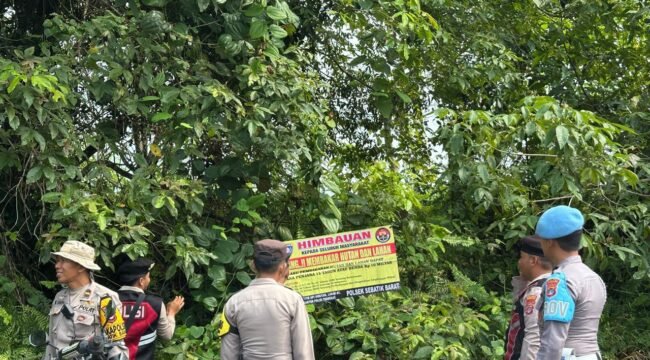 Anggota Polres Nunukan memasang spanduk larangan membakar lahan dan hutan. Dok. Polres Nunukan.
