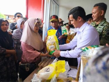 Bupati Nunukan, Irwan Sabri melayani pembeli dalam pembukaan KDMP Sekaduyan Taka, Seimanggaris. Dok.Prokopim Nunukan.