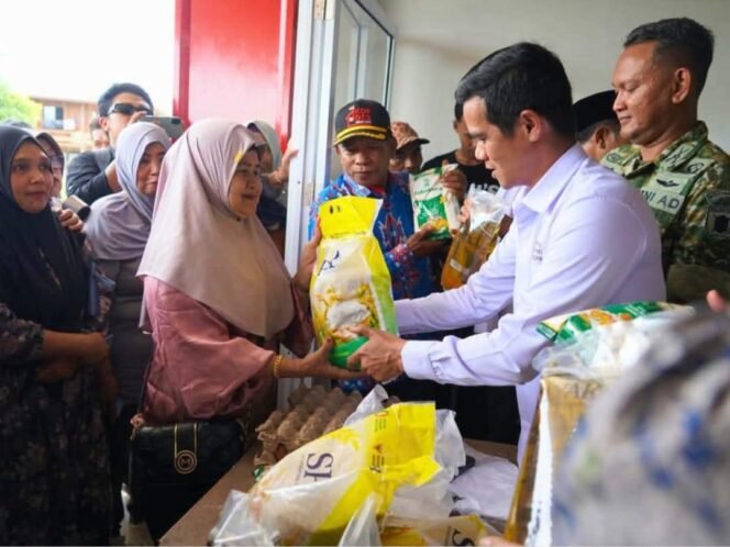 
					Bupati Nunukan, Irwan Sabri melayani pembeli dalam pembukaan KDMP Sekaduyan Taka, Seimanggaris. Dok.Prokopim Nunukan.