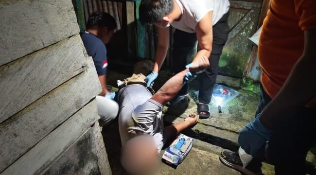 Sejumlah petugas melakukan evakuasi jasad pria paruh baya yang tewas di dalam lokalisasi Harapan Sadar, Sabtu (26/9/2026) malam. Dok.Polres Nunukan.