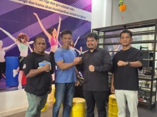 Ketua KONI Nunukan, Muhammad Yasin (kemeja hitam panjang) bersama pengurus KONI dan Owner Nine Gym, Mukhlis (kaos biru) berkolaborasi untuk pembinaan atlet jelang Porprov Kaltara 2026.Dok.KONI Nunukan.