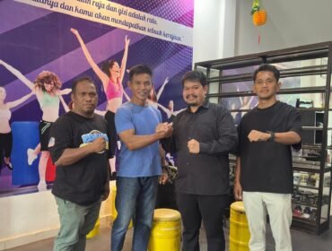 Ketua KONI Nunukan, Muhammad Yasin (kemeja hitam panjang) bersama pengurus KONI dan Owner Nine Gym, Mukhlis (kaos biru) berkolaborasi untuk pembinaan atlet jelang Porprov Kaltara 2026.Dok.KONI Nunukan.