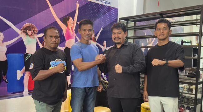 Ketua KONI Nunukan, Muhammad Yasin (kemeja hitam panjang) bersama pengurus KONI dan Owner Nine Gym, Mukhlis (kaos biru) berkolaborasi untuk pembinaan atlet jelang Porprov Kaltara 2026.Dok.KONI Nunukan.