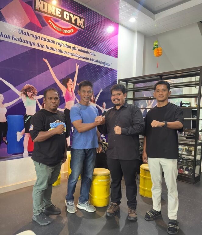
					Ketua KONI Nunukan, Muhammad Yasin (kemeja hitam panjang) bersama pengurus KONI dan Owner Nine Gym, Mukhlis (kaos biru) berkolaborasi untuk pembinaan atlet jelang Porprov Kaltara 2026.Dok.KONI Nunukan.