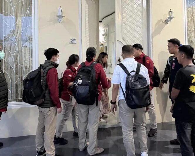 
					Tim penyidik Jaksa Agung Muda Bidang Tindak Pidana Khusus (Jampidsus) Kejaksaan Agung (Kejagung) menggeledah tiga lokasi terkait kasus korupsi pertambangan batubara oleh PT Citra Cakra Mandiri (PT CCM) di Nunukan, Kalimantan Utara (Kaltara) periode 2013-2025. Dok. Kejagung.