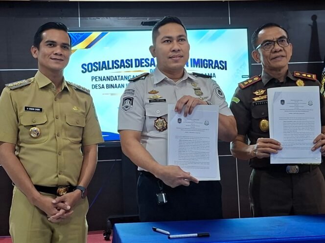 
					Bupati Nunukan, Irwan Sabri bersama Kakanim Nunukan, Adrian Soetrisno dan Kajari Nunukan, Burhanuddin saat menghadiri sosialisasi PIMPASA di Kantor Imigrasi Nunukan, Senin (21/9/2026). Dok.Budi.