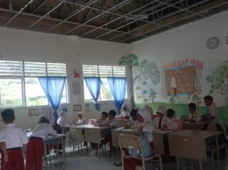 Murid SDN 004 Sebatik tengah belajar di kelas yang plafonnya ambruk karena atap seng yang bocor. Dok.Sittiara Razak.