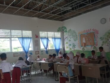 Murid SDN 004 Sebatik tengah belajar di kelas yang plafonnya ambruk karena atap seng yang bocor. Dok.Sittiara Razak.