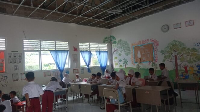 
					Murid SDN 004 Sebatik tengah belajar di kelas yang plafonnya ambruk karena atap seng yang bocor. Dok.Sittiara Razak.