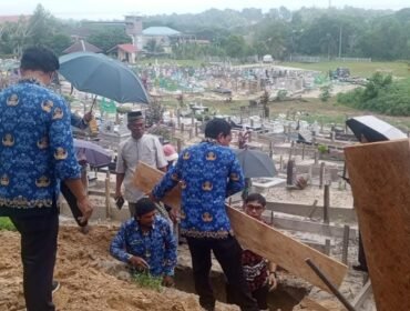 Sejumlah Peksos Nunukan menggali kubur untuk memakamkan orang terlantar bernama 'Sultan'. Dok.DSP3A Nunukan.