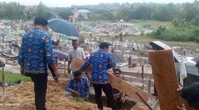 Sejumlah Peksos Nunukan menggali kubur untuk memakamkan orang terlantar bernama 'Sultan'. Dok.DSP3A Nunukan.