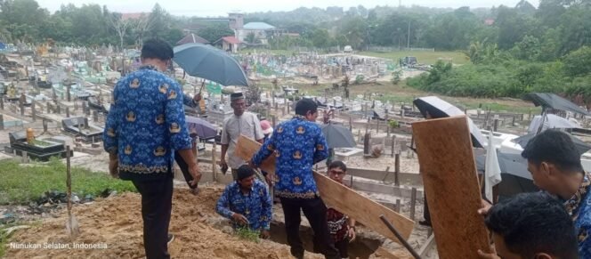
					Sejumlah Peksos Nunukan menggali kubur untuk memakamkan orang terlantar bernama 'Sultan'. Dok.DSP3A Nunukan.