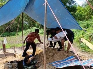 Sejumlah petugas Peksos Nunukan saat menguburkan jasad eks deportan Malaysia, Talasa (60) di TPU Selisun, Nunukan Selatan. Dok.DSP3A Nunukan.