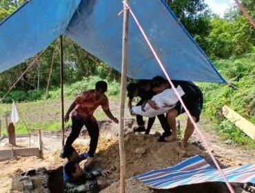 Sejumlah petugas Peksos Nunukan saat menguburkan jasad eks deportan Malaysia, Talasa (60) di TPU Selisun, Nunukan Selatan. Dok.DSP3A Nunukan.