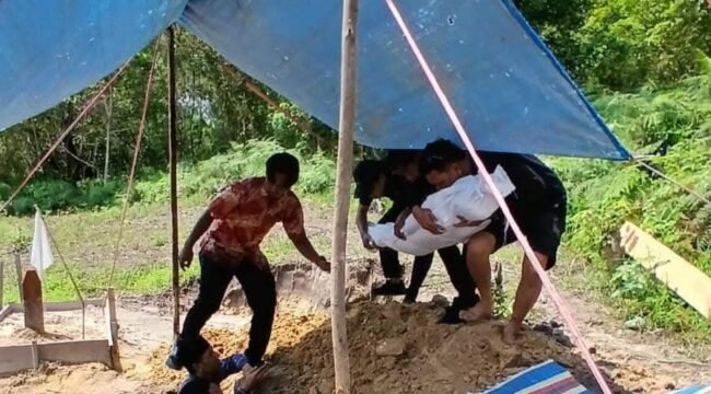 Sejumlah petugas Peksos Nunukan saat menguburkan jasad eks deportan Malaysia, Talasa (60) di TPU Selisun, Nunukan Selatan. Dok.DSP3A Nunukan.