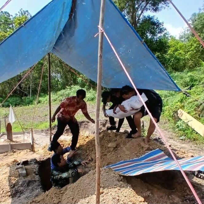 
					Sejumlah petugas Peksos Nunukan saat menguburkan jasad eks deportan Malaysia, Talasa (60) di TPU Selisun, Nunukan Selatan. Dok.DSP3A Nunukan.
