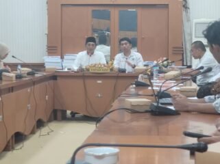 RDP membahas tuntutan transparansi beasiswa dan asrama layak yang berakhir tanpa solusi karena mahasiswa meninggalkan rapat sebelum DPRD memberikan pendapatnya.