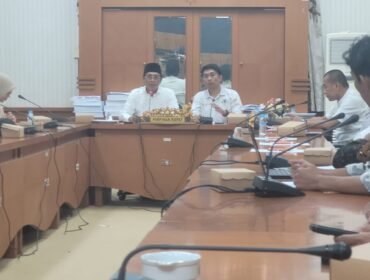 RDP membahas tuntutan transparansi beasiswa dan asrama layak yang berakhir tanpa solusi karena mahasiswa meninggalkan rapat sebelum DPRD memberikan pendapatnya.