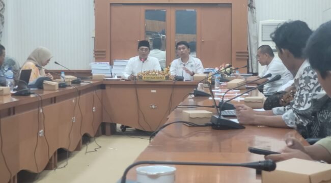RDP membahas tuntutan transparansi beasiswa dan asrama layak yang berakhir tanpa solusi karena mahasiswa meninggalkan rapat sebelum DPRD memberikan pendapatnya.