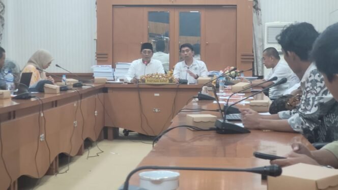 
					RDP membahas tuntutan transparansi beasiswa dan asrama layak yang berakhir tanpa solusi karena mahasiswa meninggalkan rapat sebelum DPRD memberikan pendapatnya.