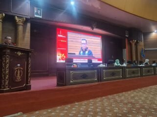 Pj Sekda Nunukan, Raden Iwan Kurniawan saat membacakan jawaban Pemda Nunukan atas pandangan umum Fraksi Fraksi DPRD terkait Rperda APBDP 2026. Jumat (18/9/2026). Dok.Taufik.