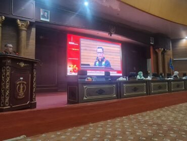 Pj Sekda Nunukan, Raden Iwan Kurniawan saat membacakan jawaban Pemda Nunukan atas pandangan umum Fraksi Fraksi DPRD terkait Rperda APBDP 2026. Jumat (18/9/2026). Dok.Taufik.