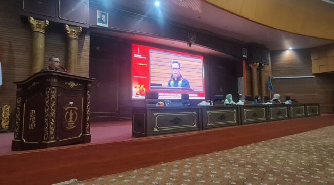 Pj Sekda Nunukan, Raden Iwan Kurniawan saat membacakan jawaban Pemda Nunukan atas pandangan umum Fraksi Fraksi DPRD terkait Rperda APBDP 2026. Jumat (18/9/2026). Dok.Taufik.