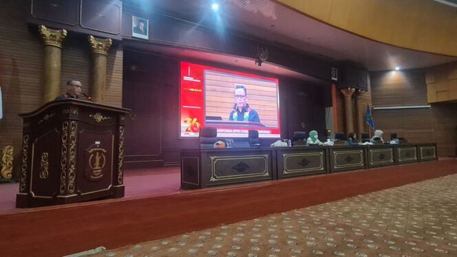 
					Pj Sekda Nunukan, Raden Iwan Kurniawan saat membacakan jawaban Pemda Nunukan atas pandangan umum Fraksi Fraksi DPRD terkait Rperda APBDP 2026. Jumat (18/9/2026). Dok.Taufik.