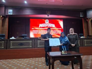 Bupati Nunukan, Irwan Sabri bersama Dua Wakil DPRD Nunukan, Arpiah dan Andi Mariyati menandatangani kesepakatan Raperda APBDP 2026 pada Rapat Paripurna, Senin (21/9/2026) malam. Dok. Edy.