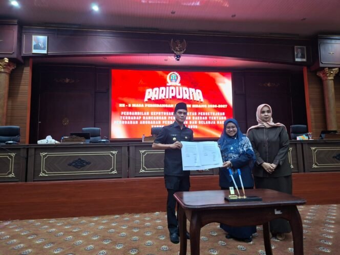 
					Bupati Nunukan, Irwan Sabri bersama Dua Wakil DPRD Nunukan, Arpiah dan Andi Mariyati menandatangani kesepakatan Raperda APBDP 2026 pada Rapat Paripurna, Senin (21/9/2026) malam. Dok. Edy.