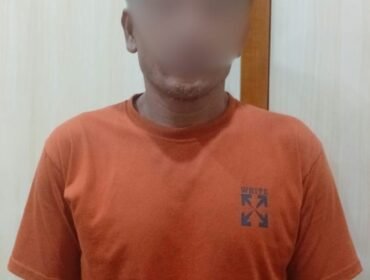 Y (44), pengedar narkoba warga Jalan Tanjung, RT 001, Nunukan Barat.
Y tertangkap tangan saat sedang mengantarkan pesanan paket hemat narkoba ke pembeli, D, warga Jalan Fatahilah, RT 10, Nunukan Tengah. Dok.Polres Nunukan.
