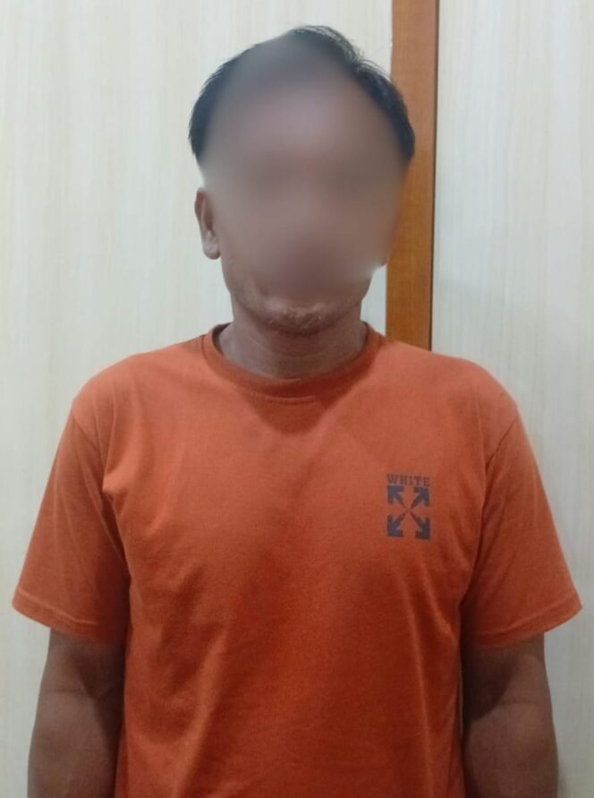 
					Y (44), pengedar narkoba warga Jalan Tanjung, RT 001, Nunukan Barat.
Y tertangkap tangan saat sedang mengantarkan pesanan paket hemat narkoba ke pembeli, D, warga Jalan Fatahilah, RT 10, Nunukan Tengah. Dok.Polres Nunukan.
