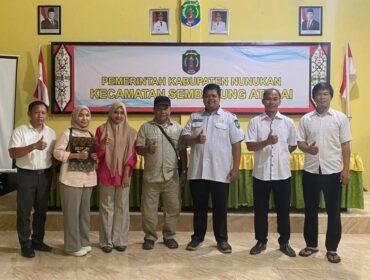 Anggota DPRD Nunukan, Yawong Salaju (kemeja krem) saat melakukan pemantauan pembangunan perumahan ASN di Sembakung Atulai. Dok.DPRD Nunukan.