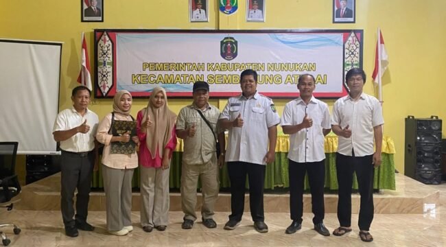 Anggota DPRD Nunukan, Yawong Salaju (kemeja krem) saat melakukan pemantauan pembangunan perumahan ASN di Sembakung Atulai. Dok.DPRD Nunukan.