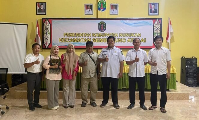 
					Anggota DPRD Nunukan, Yawong Salaju (kemeja krem) saat melakukan pemantauan pembangunan perumahan ASN di Sembakung Atulai. Dok.DPRD Nunukan.