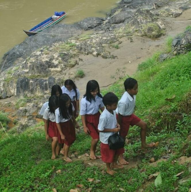 
					Anak anak sekolah di wilayah Lumbis berangkat sekolah dengan menyeberangi sungai karena tak ada akses layak.