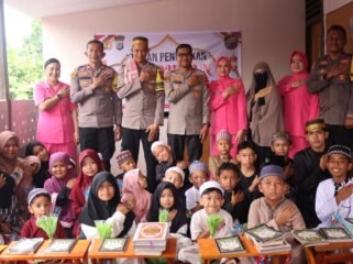 Kapolres Nunukan, AKBP Ruslaeni bersama Kapolsek Nunukan, Iptu Disko Barasa, menyerahkan bantuan Alquran dan perlengkapan TPA untuk Bhabinkamtibmas Bripka Jamaluddin yang sejak 2023 menyulap rumahnya sebagai TPA. Dok.Polres Nunukan.