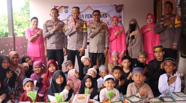 Kapolres Nunukan, AKBP Ruslaeni bersama Kapolsek Nunukan, Iptu Disko Barasa, menyerahkan bantuan Alquran dan perlengkapan TPA untuk Bhabinkamtibmas Bripka Jamaluddin yang sejak 2023 menyulap rumahnya sebagai TPA. Dok.Polres Nunukan.