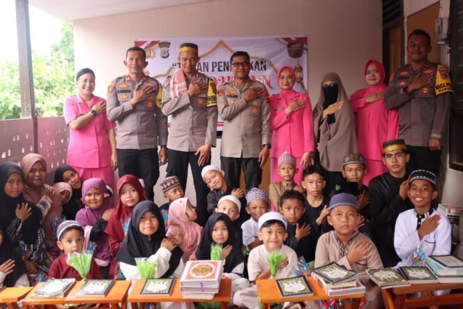 
					Kapolres Nunukan, AKBP Ruslaeni bersama Kapolsek Nunukan, Iptu Disko Barasa, menyerahkan bantuan Alquran dan perlengkapan TPA untuk Bhabinkamtibmas Bripka Jamaluddin yang sejak 2023 menyulap rumahnya sebagai TPA. Dok.Polres Nunukan.