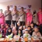 Kapolres Nunukan, AKBP Ruslaeni bersama Kapolsek Nunukan, Iptu Disko Barasa, menyerahkan bantuan Alquran dan perlengkapan TPA untuk Bhabinkamtibmas Bripka Jamaluddin yang sejak 2023 menyulap rumahnya sebagai TPA. Dok.Polres Nunukan.