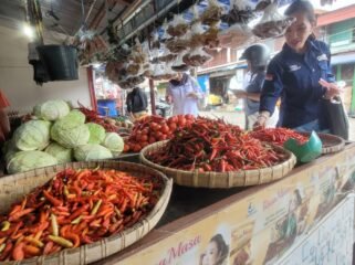 Kabid Perdagangan DKUKMPP Nunukan, Dior Frames saat melakukan cek harga pasar.