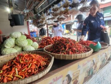 Kabid Perdagangan DKUKMPP Nunukan, Dior Frames saat melakukan cek harga pasar.