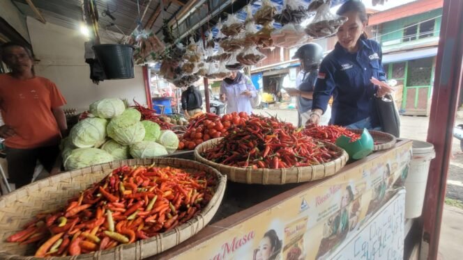 
					Kabid Perdagangan DKUKMPP Nunukan, Dior Frames saat melakukan cek harga pasar.
