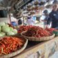 Kabid Perdagangan DKUKMPP Nunukan, Dior Frames saat melakukan cek harga pasar.